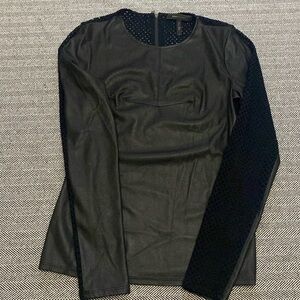 Gentle used BCBGMAXAZRIA
Color:Black Size XS Long sleeve top Excellent condition